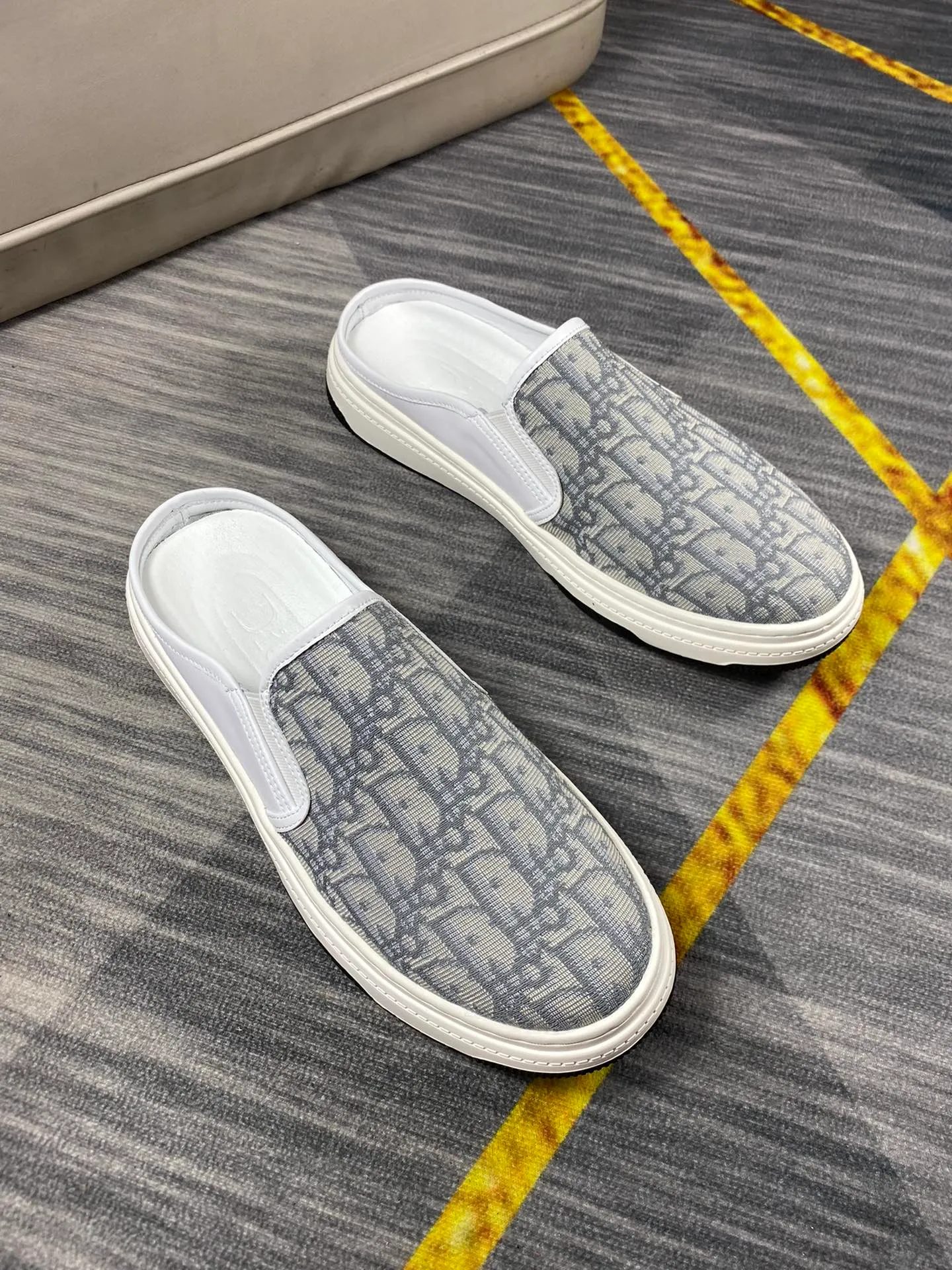 P380 Dior men's casual half-drag👞. Handsome and versatile low-top shoes, with exquisite branded jacquard fabric for the upper, sheepskin lining for the feet, 🌺🌺perfect shoe last, 🌲🌲fashionable and handsome, comfortable on the feet, 🚗🚗wear-resistant and non-slip rubber outsole. Code number: 38-44. 45 is custom-made and cannot be returned or exchanged